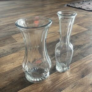 Clear Accent Floral Vase Set with Elegant Design
EUC